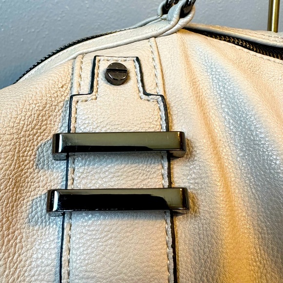 STEVE MADDEN LIGHT GRAY / TAUPE COLOR BAG. - Picture 4 of 12